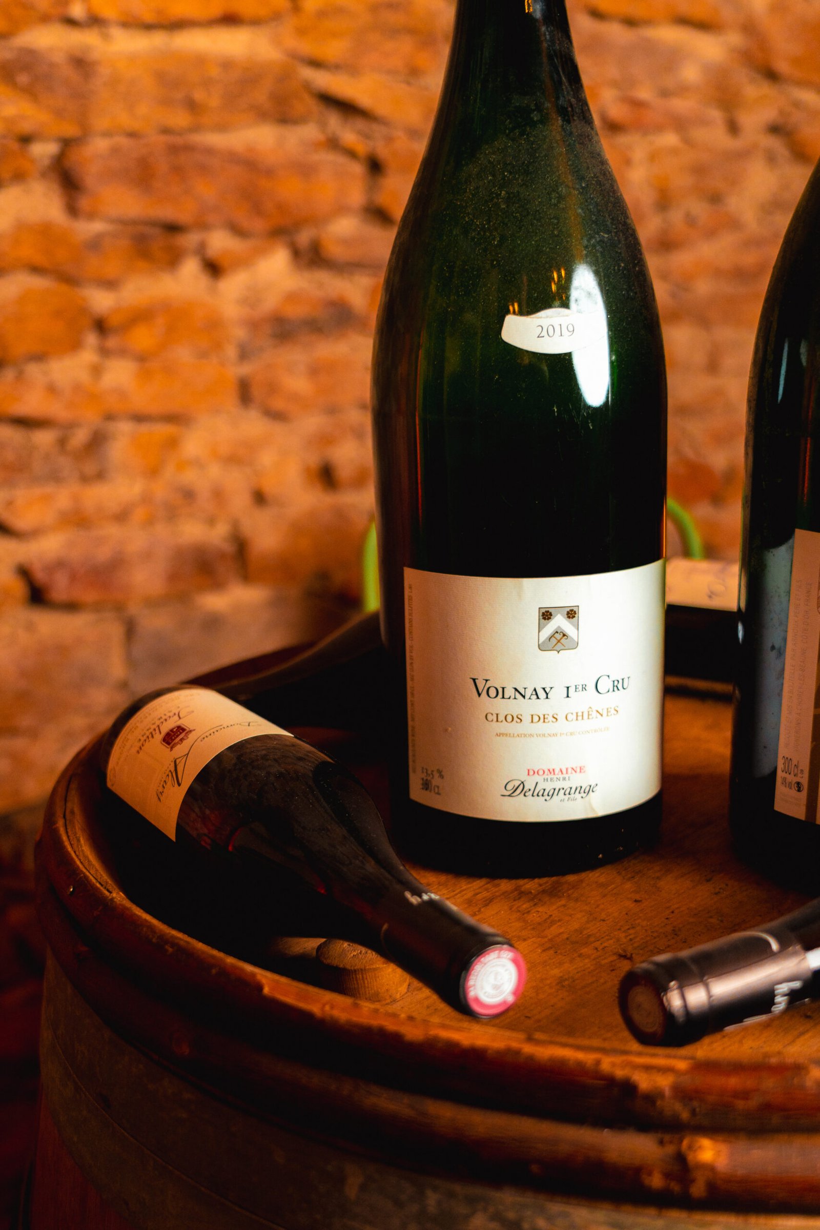Volnay premier cru sur un tonneau de la cave d'Astral, restaurant gastronomique à Lyon